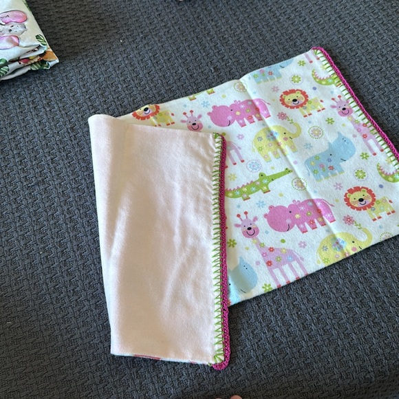 Assorted baby cloths, burp cloths, or blanket - Picture 7 of 10